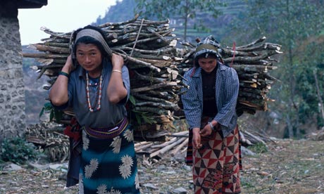 Nepal Mujeres con leña