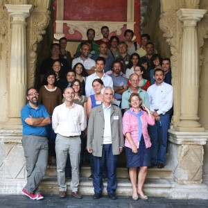 Participantes en la escalera barroca del Palacio de Jabalquinto, sede de la UNIA. Foto: Carlos Serrano.