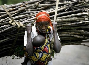 Congo_Mujer acarreando leña